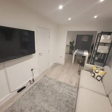 펜션 New 4 Bedrm House! Parking. 10min To / Etihad