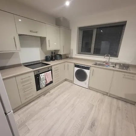 New 4 Bedrm House! Parking. 10min To / Etihad 맨체스터