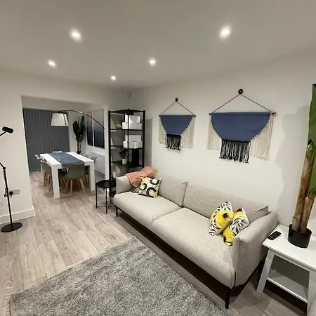 펜션 New 4 Bedrm House! Parking. 10min To / Etihad *