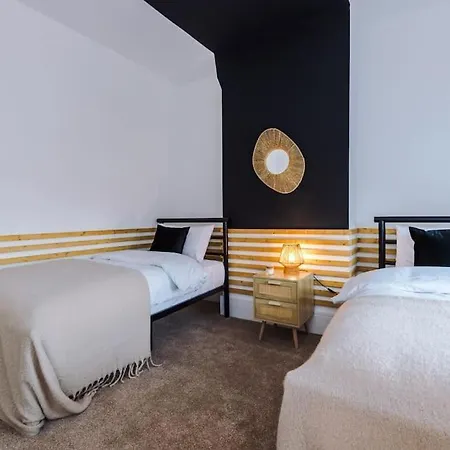 4 Bedroom House Eccles Манчестер