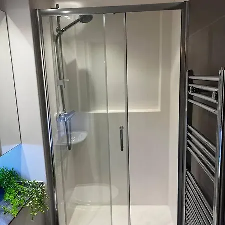 Modern 2 Bed With Balcony & Gym Apartman *
