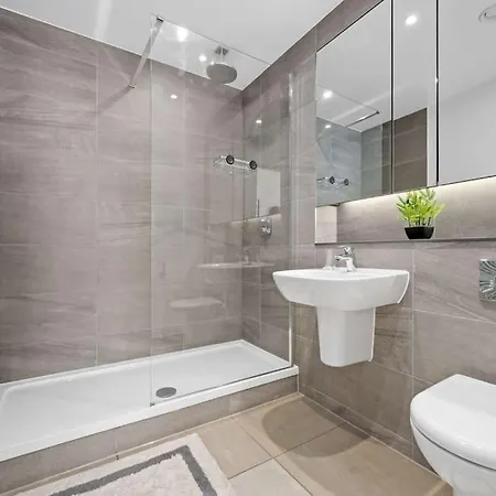 Luxurious Two Bedroom דירה *