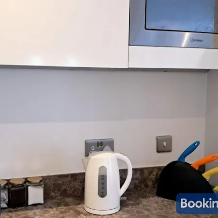 The Salford Skyline 2 - Luxury & Spacious Skyline - Perfect For Long Stays, Families, Business Or Leisure *