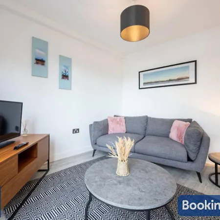 The Salford Skyline 2 - Luxury & Spacious Skyline - Perfect For Long Stays, Families, Business Or Leisure