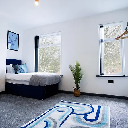 3-bed House In Near Old Trafford Manchester