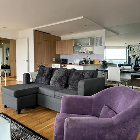 Centre 2 Bed With Spa, Gym & Balcony *