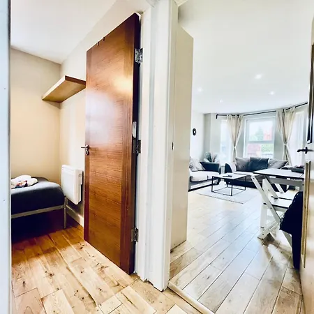 Lovely 4 Bed 公寓