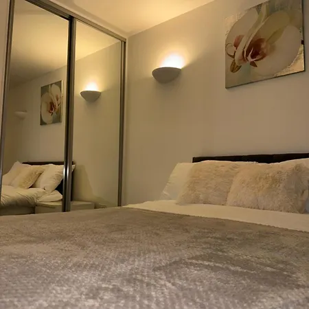 Centre 2 Bed With Spa, Gym & Balcony *