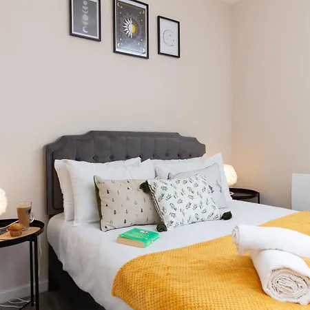 Stylish Living: 1br Apt Near Mcr Central