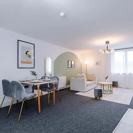 Elm , Collection Of Available Near Media , Free Parking 3* Manchester