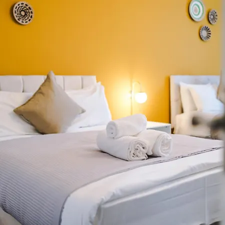 Elm , Collection Of Available Near Media , Free Parking Apartman Manchester