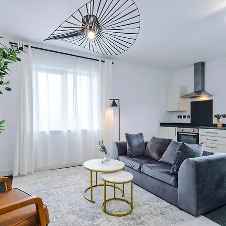 Elm , Collection Of Available Near Media , Free Parking 3* Manchester