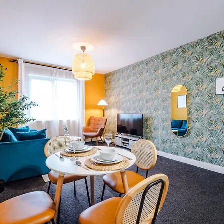 Elm , Collection Of Available Near Media , Free Parking Apartman