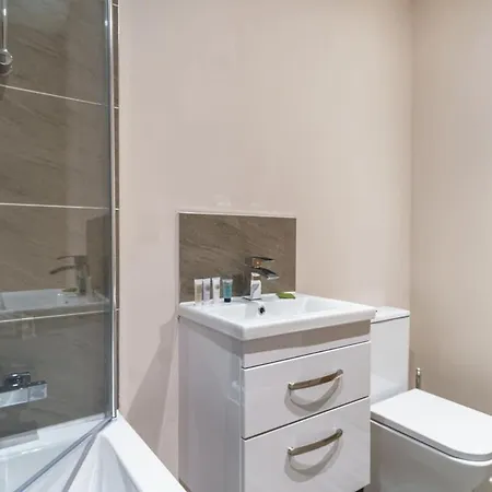 Bright & Modern 1 Bed In