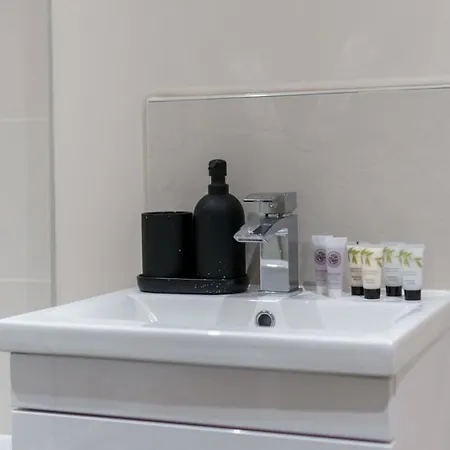 Lovely 1 Bed - Sleeps 3 مانشستر