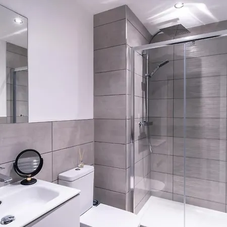 Zeni, Alexandra Rise Fab Apartamento