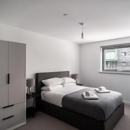 Spacious 2 Bed In Central 아파트 *