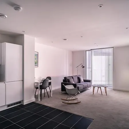 Spacious 1 Bed In * Манчестер
