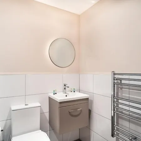 Modern & Bright 2 Bed In *