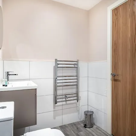 Modern & Bright 2 Bed In