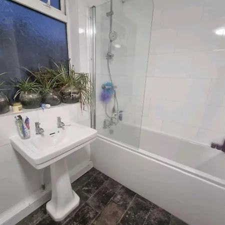 Vendégház Double With Shared Bathroom In Salford *