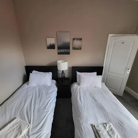 Apartman 4 Bedroom House, 8 Min To City! *