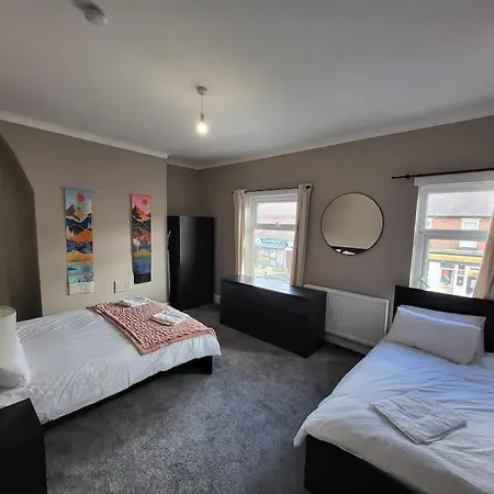 4 Bedroom House, 8 Min To City! Apartman *