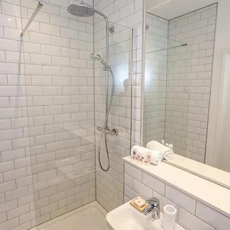 Superb 2bed 2bath 5min Walk To Victoria Station Manchester