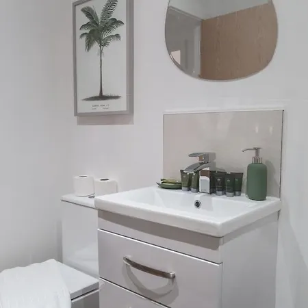 Lovely 2 Bed In - Sleeps 4 דירה