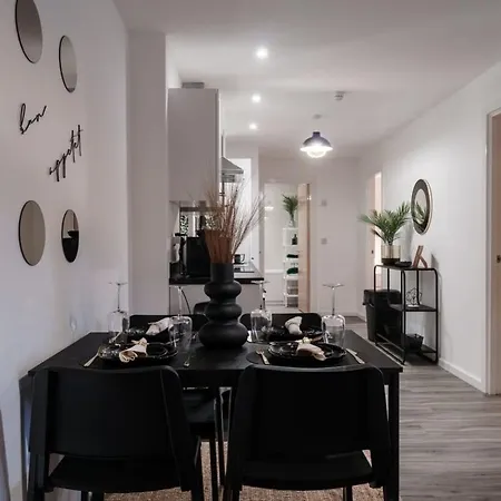 Lovely 2 Bed In - Sleeps 4 דירה מנצ'סטר