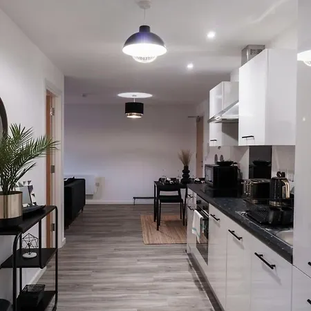 Lovely 2 Bed In - Sleeps 4 דירה