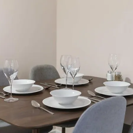 شقة Bright 2 Bed - Sleeps 4 *