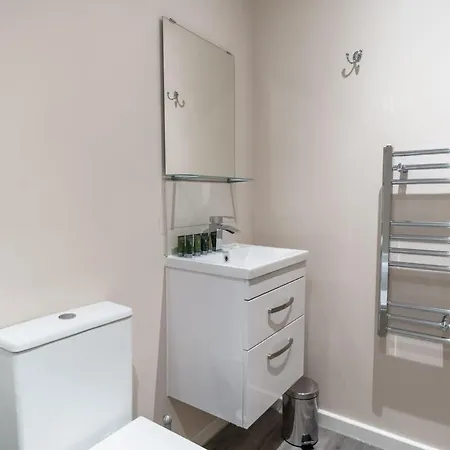 Contemporary 1 Bed Flat - Sleeps 3 *