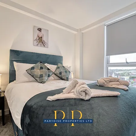 The Middlewood Plaza - By Parydise - Business Or Leisure Stays, Location, Sleeps 4, Salford * Manchester
