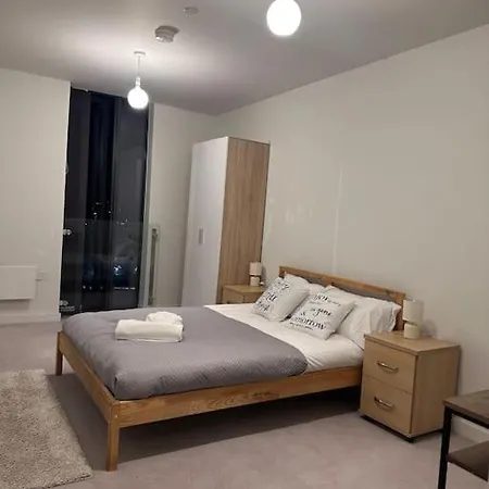 Stylish 2 Bedroom Apartment *