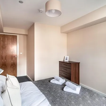 Spacious & Modern 2 Bed In Lejlighed *