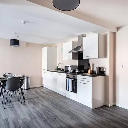 Spacious & Modern 2 Bed In Lejlighed