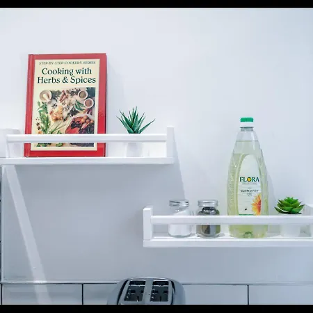 Entire Cozy Apt, Prime Location & Free Parking *