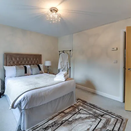 Charming 2-bed House In Middleton Manchester
