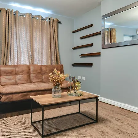 Ferienhaus Charming 2-bed House In Middleton Manchester