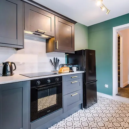 Charming 3-bedroom House-salford Prázdninový dům