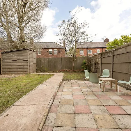 Spacious 4 Bedroom - Sleeps 8 *