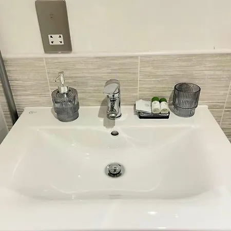 1B-Steps To Uni&Stadium- Wi-Fi Netflix Breakfast