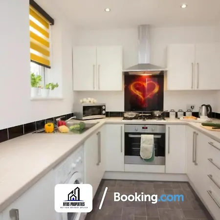 Modern 3 Bed Terraced House By Nyos Short Lets & Serviced With Free Wifi 아파트 맨체스터