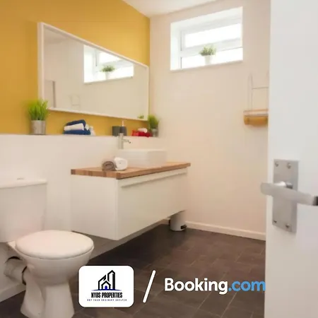 아파트 Modern 3 Bed Terraced House By Nyos Short Lets & Serviced With Free Wifi *