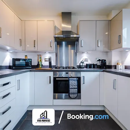 3 Bedroom House By Nyos Short Lets & Serviced With Parking Vakantiehuis Manchester