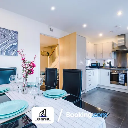 Semesterbostad 3 Bedroom House By Nyos Short Lets & Serviced With Parking Manchester