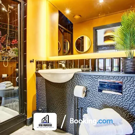 3 Bedroom By Nyos Short Lets & Serviced With Garden 別荘