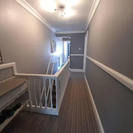 Stylish 4 Bed House - 15 Min To Centre Casa de Férias *
