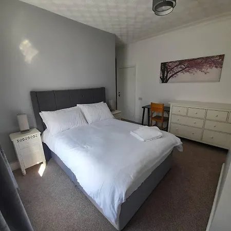 Stylish 4 Bed House - 15 Min To Centre Casa de Férias Manchester